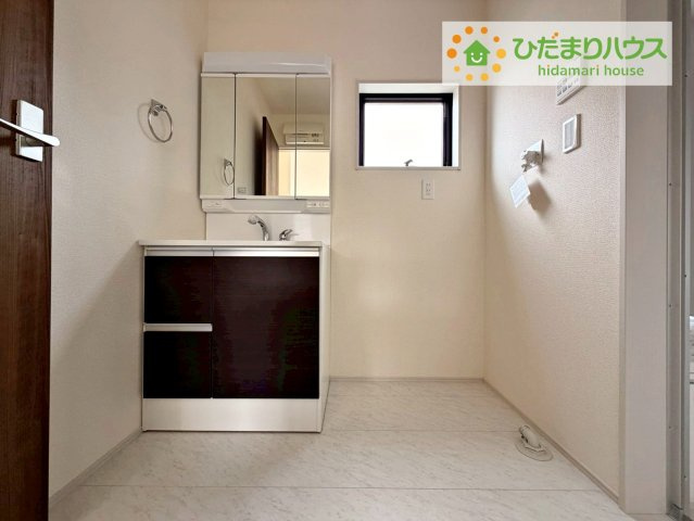 ひたちなか足崎20期　新築戸建　1号棟の独立洗面台|三面鏡の大きな鏡は憧れます(^^♪ 鏡の後ろは収納となっていて、細かいものでも収納できるのでスッキリと整理できます！