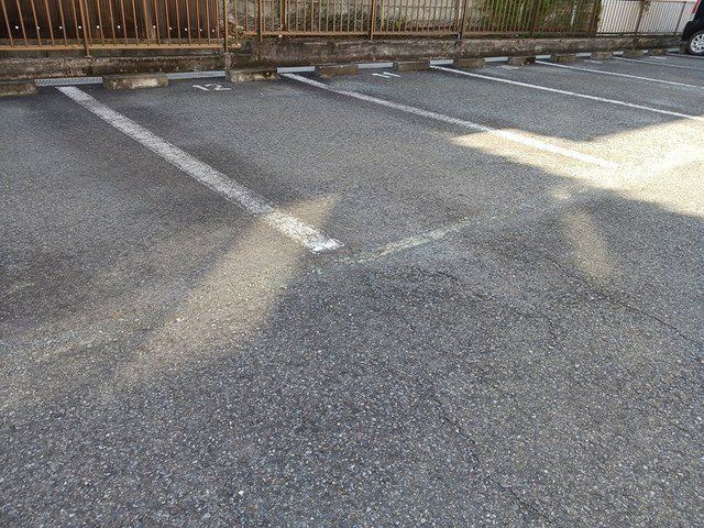 パステルハイツ２１　Ｂの駐車場|車をお持ちの方に嬉しい駐車場付きの物件です