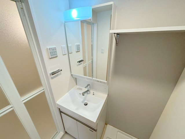 ファーストフィオーレ北大阪リアンの独立洗面台