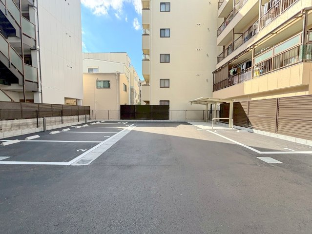 ファーストフィオーレ北大阪リアンの駐車場