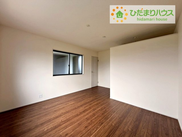 ひたちなか足崎20期　新築戸建　3号棟の寝室|バルコニーに面していて、たっぷり光りの入る明るい主寝室です！