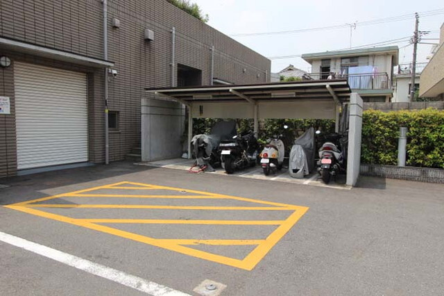 コンフォリア下北沢の駐車場