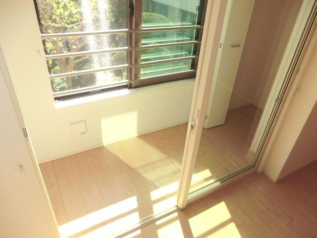 ベル　フォンティーヌのバルコニー|★洗濯物がよく乾く、サンルームタイプ。居室との間に仕切り戸があります。★