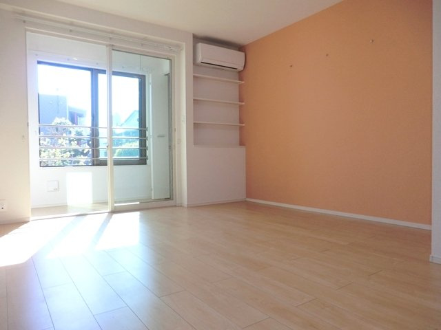 ベル　フォンティーヌの居間・リビング|★南東向きで日当たり良好！広々１３．２帖の居室画像です★