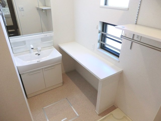 ベル　フォンティーヌの独立洗面台|★シャワー水栓型洗面台＆脱衣スペースに換気用の窓を設置★