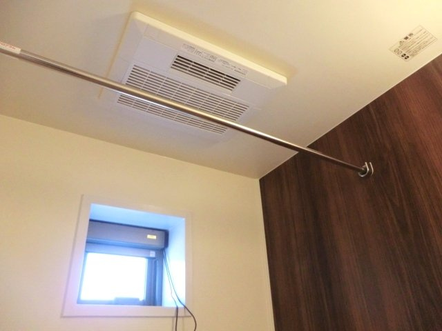 ベル　フォンティーヌの設備|★浴室乾燥機＆換気用の小窓付き。★