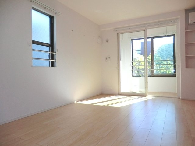 ベル　フォンティーヌの洋室|★南東角部屋・２面採光の居室です。★