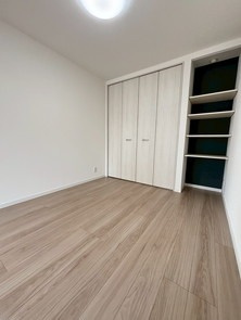 【洋室】 | リーベスト南福岡 | LDKとつながった洋室。収納スペースがたっぷりあるので、部屋を広々と使えてストレスなく過ごせます