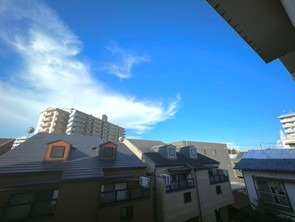 【展望】 | リーベスト南福岡 | バルコニー前面はさえぎる高層ビルもなく、美しい青空の眺望が広がります
