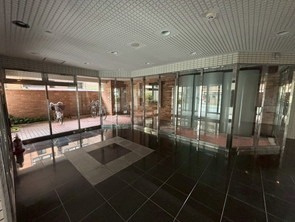 【エントランス】 | リーベスト南福岡 | 安全に配慮されたオートロックマンションです。室内ＴＶモニタ付インターホンで来訪者を確認できます