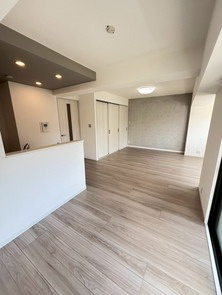 【居間・リビング】 | リーベスト南福岡 | 11月にリフォーム完成です。LDKは南西向きで明るく、家具を置いてもゆったりとしたスペースがあります