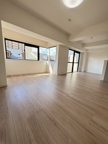 【居間・リビング】 | リーベスト南福岡 | 窓の多いLDKは明るさたっぷり。食事のときも、くつろぎの時間も楽しい家族の時間をすごせそうです