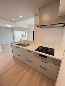 【キッチン】 | リーベスト南福岡 | リビングを見渡せる開放感あるキッチンで、会話を楽しみながら料理ができます