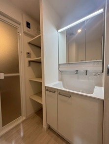 【独立洗面台】 | リーベスト南福岡 | 鏡裏、洗面台下部、リネン庫など収納スペースがたっぷり設けられています