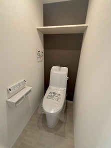 【トイレ】 | リーベスト南福岡 | 冬は便座も温水も温かく快適なシャワー付トイレ。上部には収納棚を設置◎