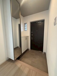 【玄関】 | リーベスト南福岡 | 玄関にも窓があり明るいです。大容量のシューズボックスがセットしてあり収納力は◎