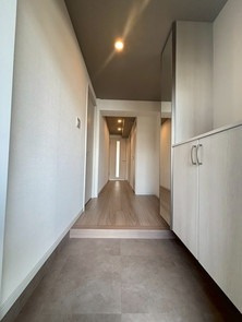 【玄関】 | リーベスト南福岡 | 姿見として利用できるミラー付きのシューズボックスは、お出かけ前の身だしなみチェックとして重宝します