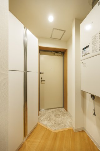 【防音マンション】プロス千歳烏山 らしくらすの玄関|収納もある玄関です