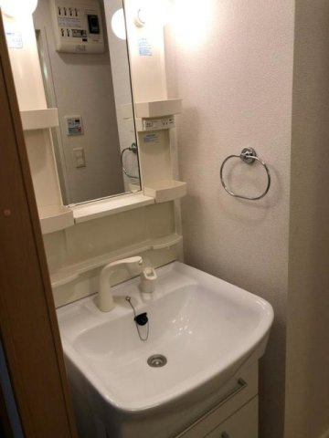 ＥＳＰＯＩＲ上用賀（エスポワーの洗面所|明るい洗面所です