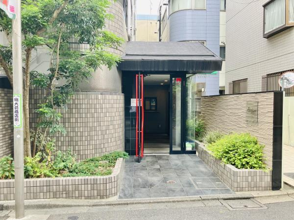 リシェス明大前のエントランス