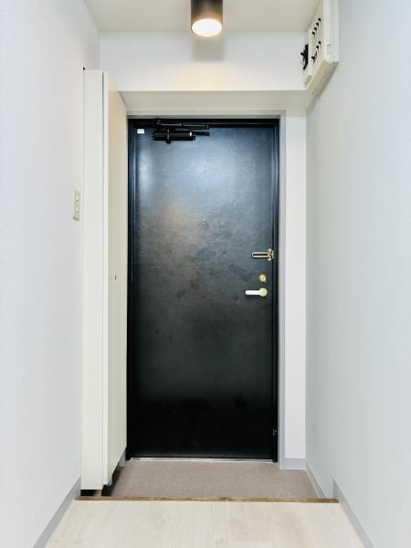 リシェス明大前の玄関