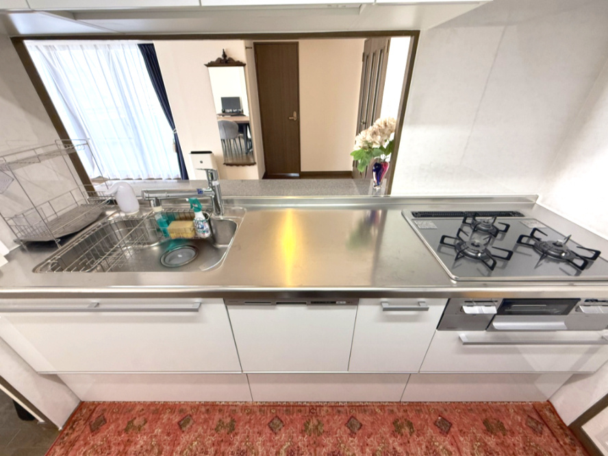 グランフェルティ本山のキッチン|3口ガスコンロ、魚焼きグリル、ビルトイン食洗器付き