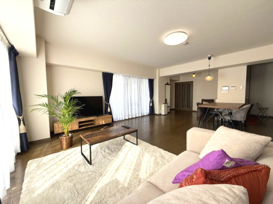 グランフェルティ本山の居間・リビング|約23.3帖のリビング
北・西の二面開口のリビングとなっております。