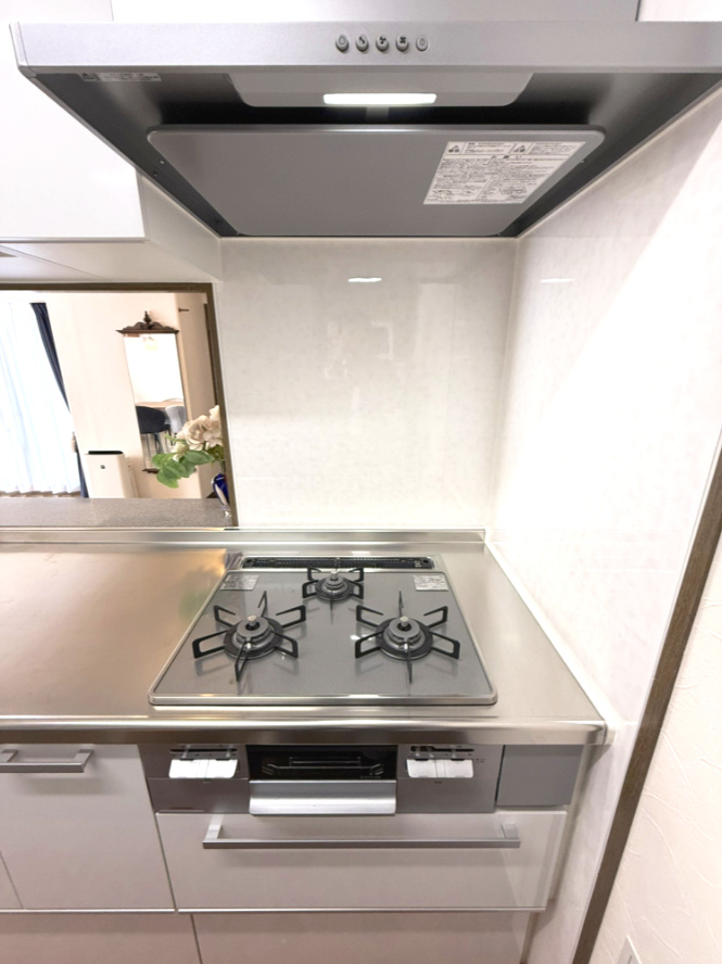 グランフェルティ本山のキッチン|三口ガスコンロ、魚焼きグリル付き