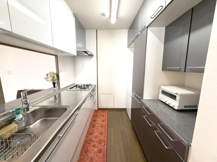 グランフェルティ本山のキッチン|備え付けカップボードがあり収納力がございます。