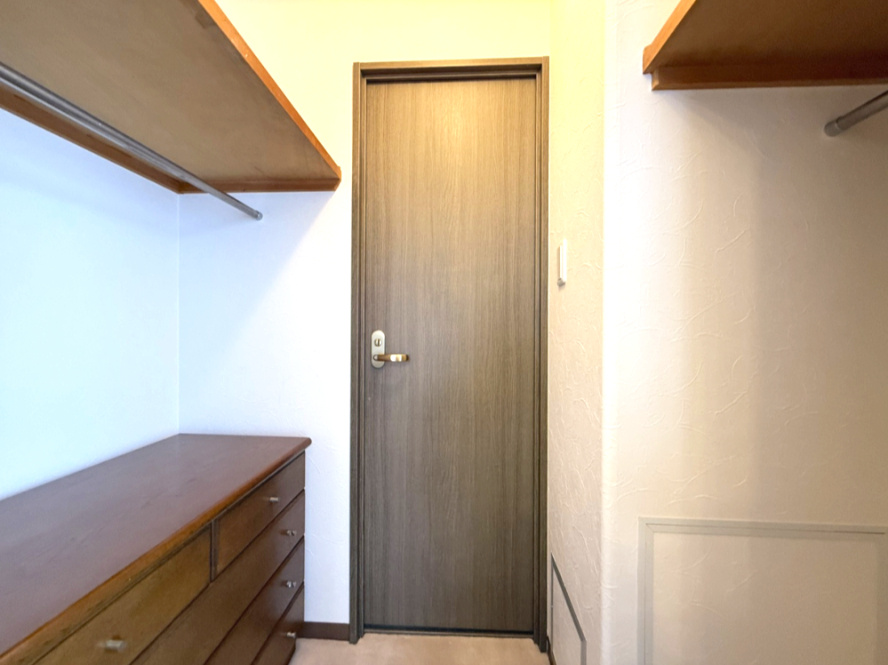 グランフェルティ本山の収納|ウォークインクローゼット
LDKと主寝室の二部屋につながっております。