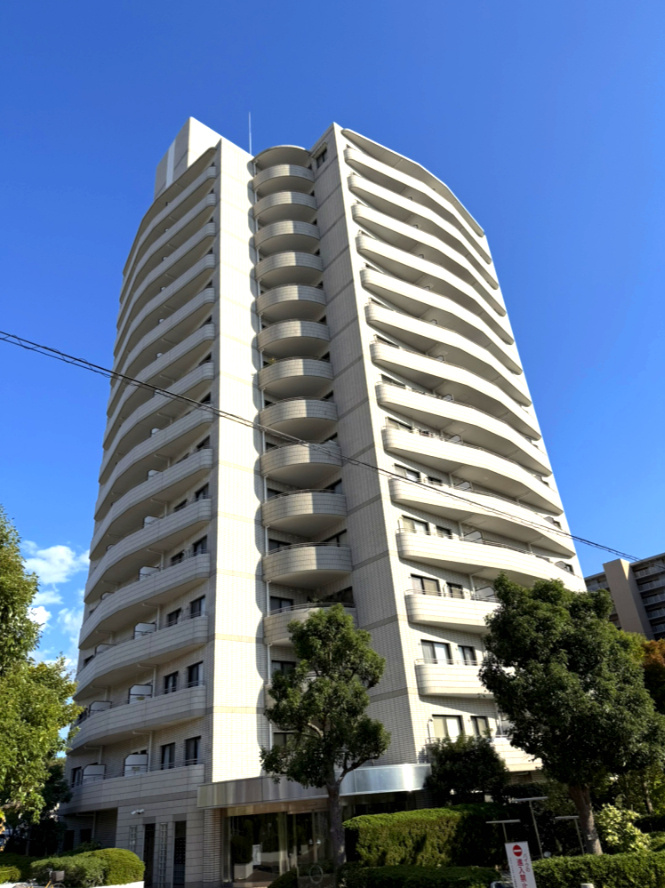 グランフェルティ本山の外観|15階建地下1階付タイル貼り
円柱型で城垣町の外観となっております。