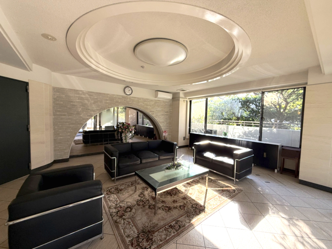 グランフェルティ本山のエントランス|タイル張りの高級感あるエントランスホール