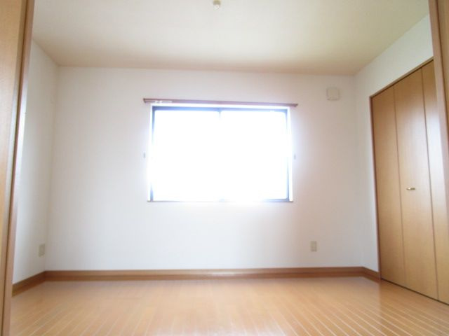 ハミングハイツの寝室|クローゼット付の寝室です☆