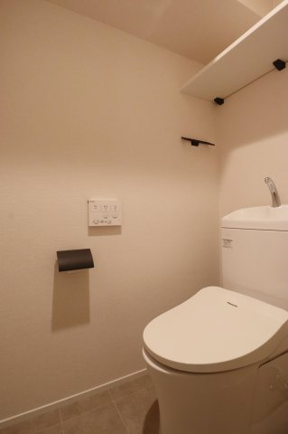 【トイレ】 | ライオンズプラザ平尾 | 冬は便座も温水も温かく快適なシャワー付トイレ。上部には収納棚を設置◎