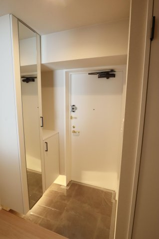 【玄関】 | ライオンズプラザ平尾 | 玄関には収能力の高いシューズボックスと姿見までセットされています