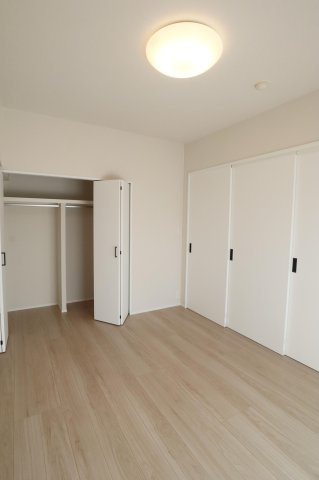 【洋室】 | ライオンズプラザ平尾 | リビング横の洋室はバルコニーに面した明るいお部屋で換気や採光ばっちりです