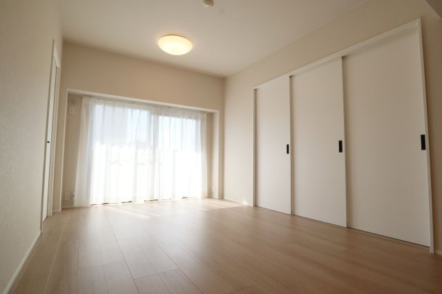 【洋室】 | ライオンズプラザ平尾 | 開口部から気持ち良い光が射し込むリビング。南側バルコニーに面しているため、太陽の明かりを感じられます