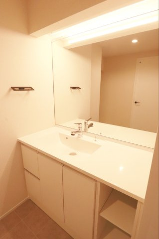 【独立洗面台】 | ライオンズプラザ平尾 | 三面鏡裏収納付きの洗面台で、散らかりがちな洗面回りもすっきりと片付きます