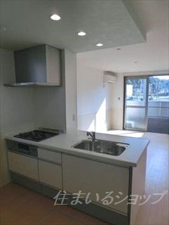 広島市安佐北区深川３丁目のアパートのキッチン|３口ガスコンロ・グリル付きシステムキッチン