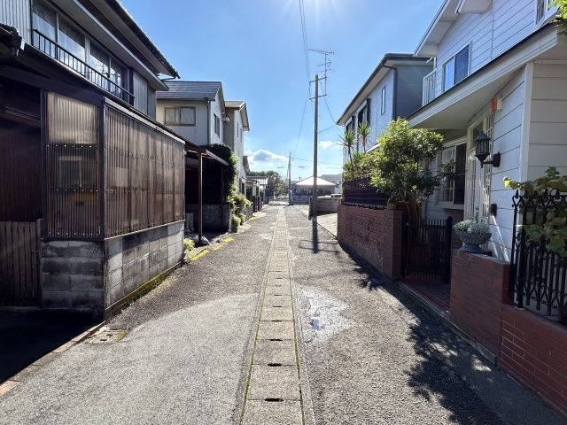 阿南市見能林町上かうや中古戸建の前面道路含む現地写真