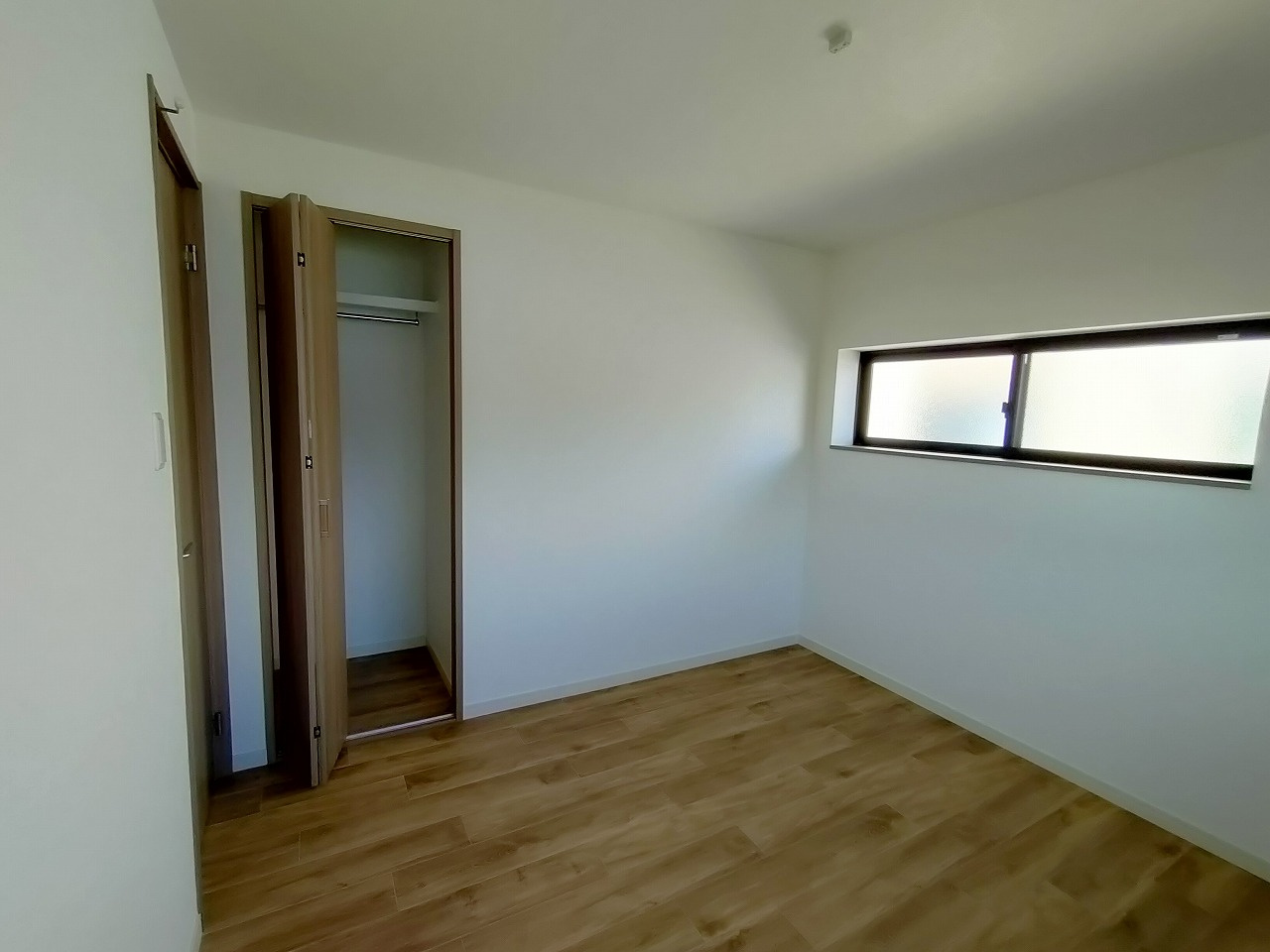安岡駅前1丁目リフォーム済中古の洋室