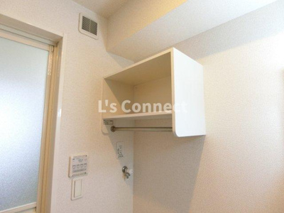 【設備】 | ラポームメゾンⅢ | 洗濯機置き場の上にも棚があります。