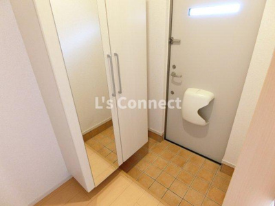 【玄関】 | ラポームメゾンⅢ | 背の高い下駄箱には鏡付きで身だしなみチェック。