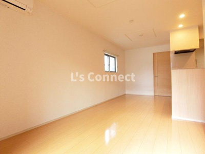 【居間・リビング】 | ラポームメゾンⅢ | 角部屋で２面に窓があります。