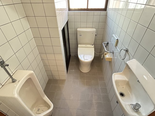 阿南市富岡町西池田口中古戸建のトイレ