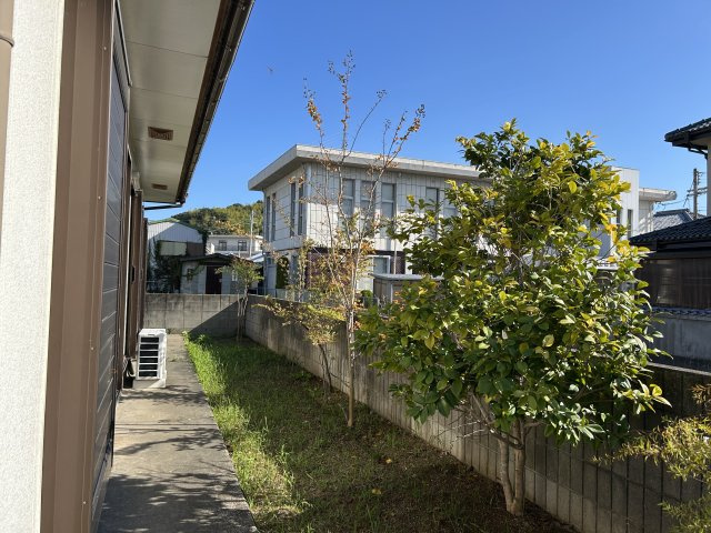 阿南市富岡町西池田口中古戸建の庭