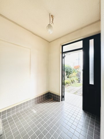 太田市龍舞町　中古住宅の玄関