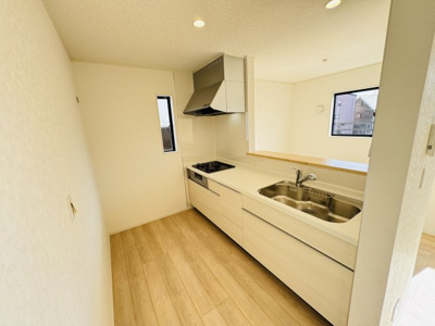 【キッチン】 | 松戸市古ケ崎１丁目新築戸建【北部小学校：9分】 | 広々システムキッチン・シンクの水栓には浄水器がついてます！