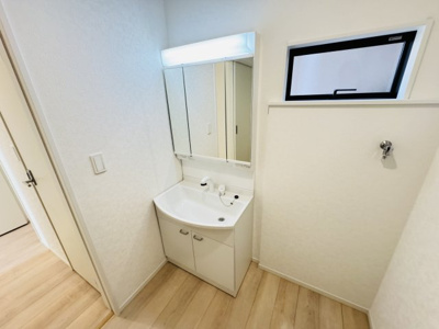 【独立洗面台】 | 松戸市古ケ崎１丁目新築戸建【北部小学校：9分】 | シャワーヘッド付き三面鏡洗面化粧台