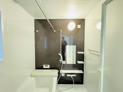 【浴室】 | 松戸市古ケ崎１丁目新築戸建【北部小学校：9分】 | 手元で水流切り替えシャワーヘッド・足を伸ばせる広々浴槽で毎日リラックス♪